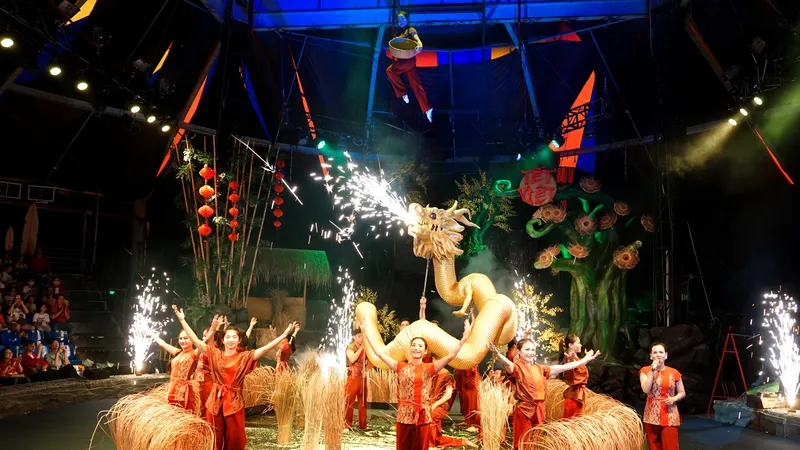 Màn chào khán giả hoành tráng của chương trình nghệ thuật xiếc "Rồng vàng Tết Việt". Ảnh: THÚY BÌNH