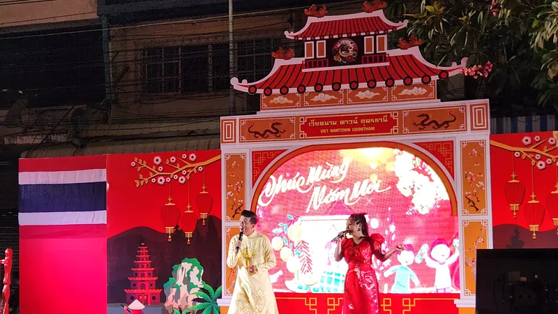 Đoàn nghệ sĩ TPHCM chụp hình kỷ niệm tại Trụ sở Hội Người Việt Nam tỉnh Udon Thani, Thái Lan. Ảnh: Nghệ sĩ cung cấp.