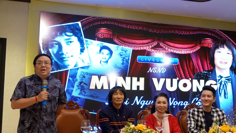 Nghệ sĩ - ông "bầu" Gia Bảo chia sẻ thông tin về chương trình sân khấu "Tài danh đất Việt" - liveshow "NSND Minh Vương - Khôi nguyên Vọng cổ", sẽ diễn ra vào ngày 16-3, tại Nhà hát Bến Thành, quận 1. Ảnh: THÚY BÌNH