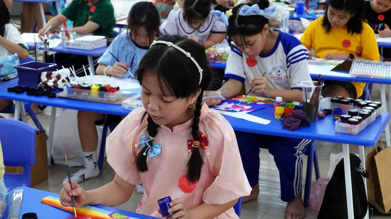 Cuộc thi vẽ tranh Áo dài năm 2024 thu hút 400 em thiếu nhi, học sinh tham gia. Ảnh: THÚY BÌNH