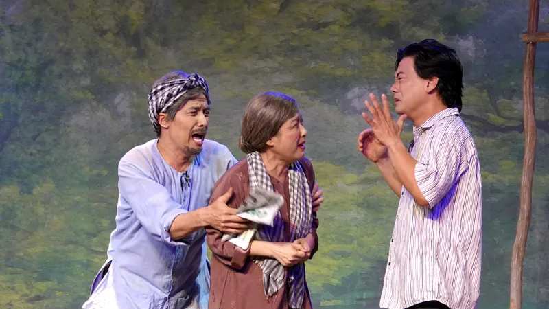 Vở "Má ơi, út dìa!" cuốn hút khán giả bằng những tình tiết bi - hài kịch hấp dẫn. Ảnh: THÚY BÌNH