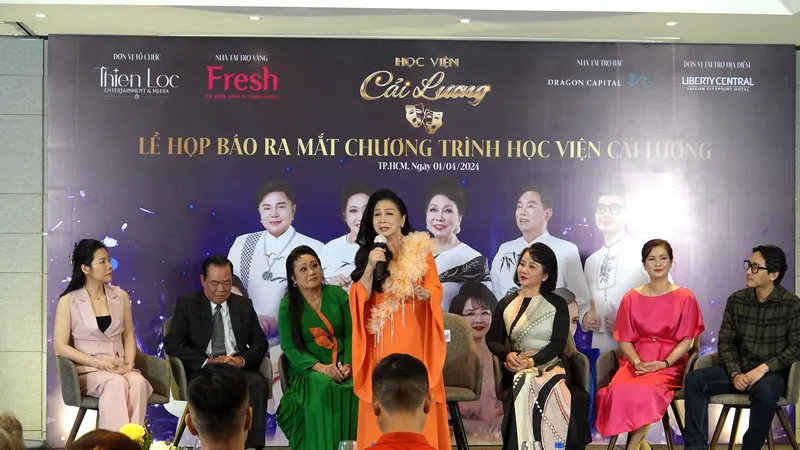 NSND Bạch Tuyết vui mừng và xúc động chia sẻ tâm tình, cảm xúc tại buổi họp báo ra mắt chương trình "Học viện cải lương". Ảnh: THÚY BÌNH