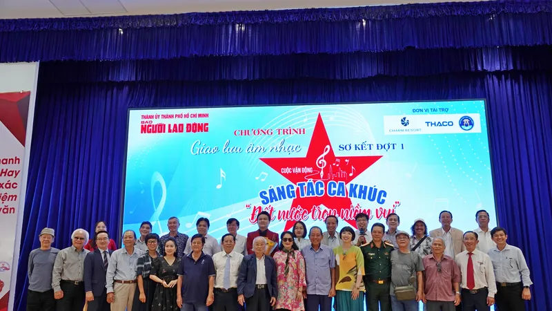 Các đại biểu, nhạc sĩ, ca sĩ, nghệ sĩ chụp ảnh kỷ niệm tại Chương trình giao lưu âm nhạc sơ kết Cuộc vận động sáng tác ca khúc chủ đề "Đất nước trọn niềm vui". Ảnh: THÚY BÌNH