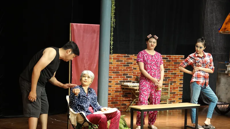 Một xóm nhỏ với những người lao động nghèo chịu thương chịu khó, sẵn sàng chia sẻ giúp đỡ nhau được thể hiện qua nhiều tình huống hài vui, dễ thương trong câu chuyện kịch "Ủa... ngộ lắm nha!". Ảnh: THÚY BÌNH
