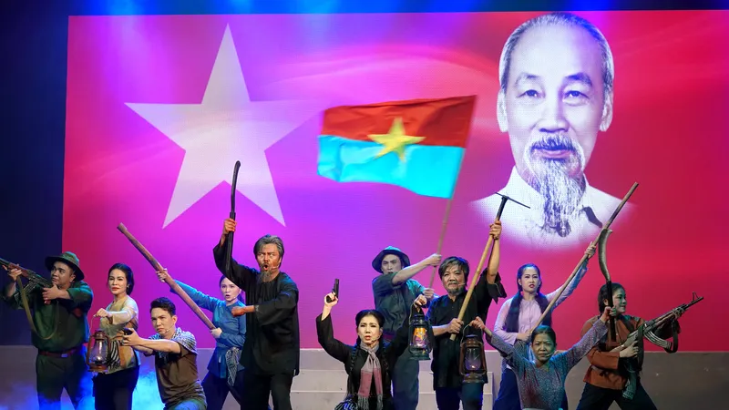 Vở cải lương "Người ven đô" khép lại bằng bài hát "Giải phóng miền Nam" hào hùng, khơi dậy bao cảm xúc của người xem. Ảnh: THÚY BÌNH
