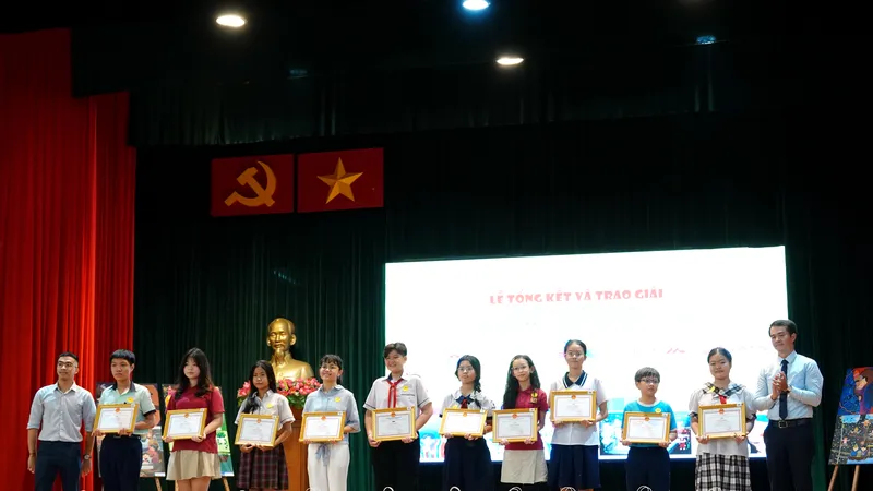 Các em học sinh đoạt giải nhất, nhì và ba tại Hội thi Nét vẽ xanh 2024. Ảnh: THÚY BÌNH