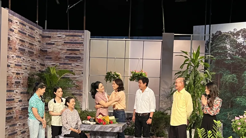 Vở kịch "Mãi một tình yêu" được phát sóng trên kênh HTV9 vào lúc 21 giờ ngày 21-6. Ảnh: BẢO LÂM