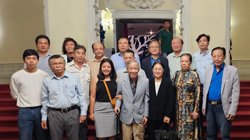 Nhạc sĩ Trần Long Ẩn vui mừng gặp gỡ bạn bè, đồng nghiệp tại chương trình giao lưu, biểu diễn nghệ thuật "Trần Long Ẩn - Tiếng hát từ mặt trời và ánh lửa". Ảnh: THÚY BÌNH
