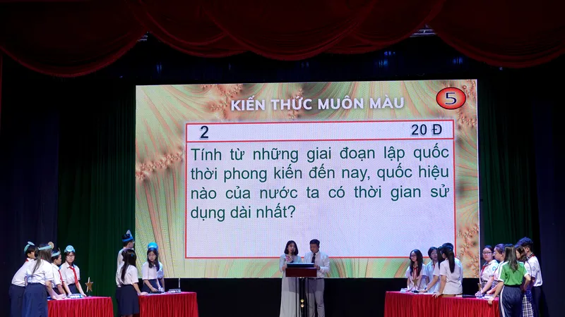 Hội thi "Kiến thức Muôn màu" là sân chơi kiến thức thú vị, vui tươi và hấp dẫn các em học sinh. Ảnh: THÚY BÌNH