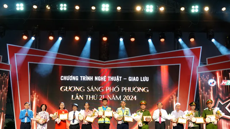 Các cá nhân và tập thể tiêu biểu là "Gương sáng phố phường" năm 2024, vinh dự đón nhận giấy khen và kỷ niệm chương Công an TPHCM trao tặng. Ảnh: THÚY BÌNH