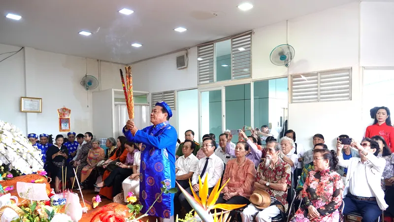 NSND Hữu Danh thực hiện nghi thức khấn tế và dâng hương Tổ nghiệp. Ảnh: THÚY BÌNH