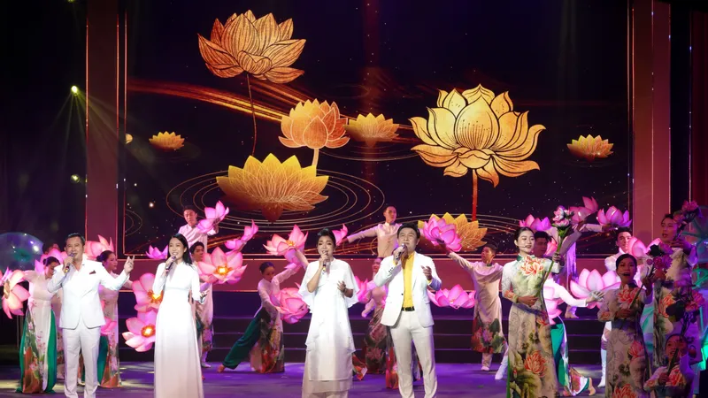 Tiết mục "Hồ Chí Minh đẹp nhất tên Người. Ảnh: THÚY BÌNH 