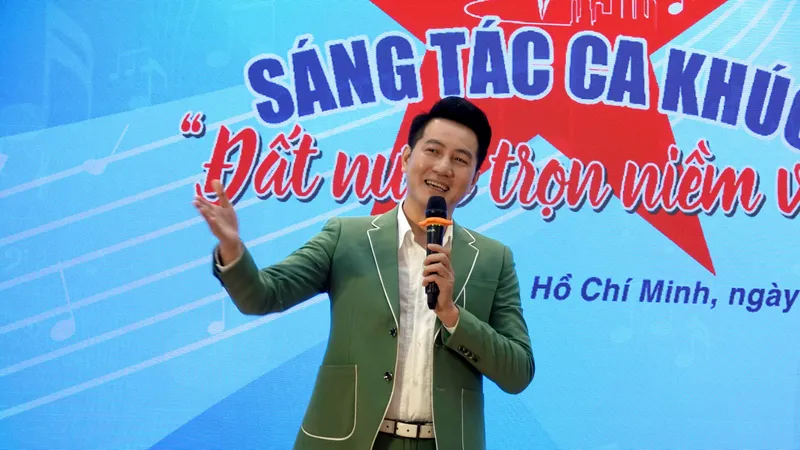 Ca sĩ Nguyễn Phi Hùng biểu diễn ca khúc "Thành phố trong tôi", một sáng tác mới của anh tham gia cuộc vận động sáng tác ca khúc "Đất nước trọn niềm vui". Ảnh: THÚY BÌNH