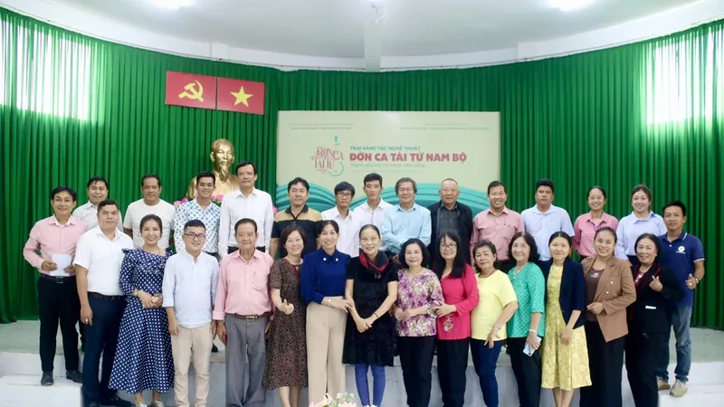 Các chuyên gia, nghệ sĩ, soạn giả danh tiếng và các tác giả chuyên sáng tác đờn ca tài tử, cải lương, tham gia Trại sáng tác nghệ thuật Đờn ca tài tử Nam Bộ TPHCM năm 2024 tổ chức tại huyện Cần Giờ. Ảnh: THÁI BÌNH
