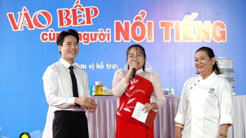 Diễn viên Võ Tấn Phát và giáo viên bộ môn chế biến thực phẩm Lê Thị Kim Oanh giao lưu trong chương trình "Vào bếp cùng người nổi tiếng". Ảnh: THÚY BÌNH