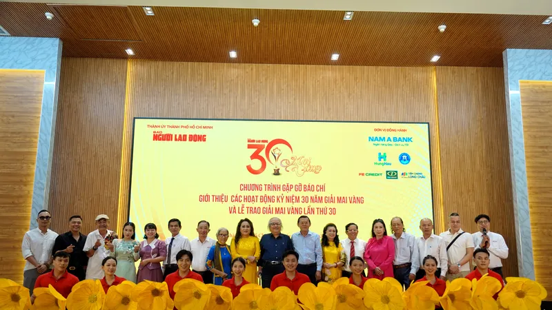 Ban tổ chức giải Mai Vàng và các đại biểu, văn nghệ sĩ tham dự chương trình. Ảnh: THÚY BÌNH