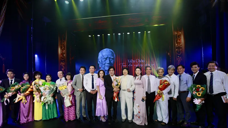 Lãnh đạo TPHCM chụp hình kỷ niệm cùng các nghệ sĩ tham gia trong chương trình nghệ thuật "Viễn Châu trọn đời nghiệp cầm ca". Ảnh: DŨNG PHƯƠNG