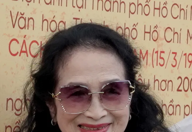 NSND Trà Giang được trao Giải thưởng "Nghệ sĩ suốt đời vì cộng đồng". Ảnh: THÚY BÌNH 