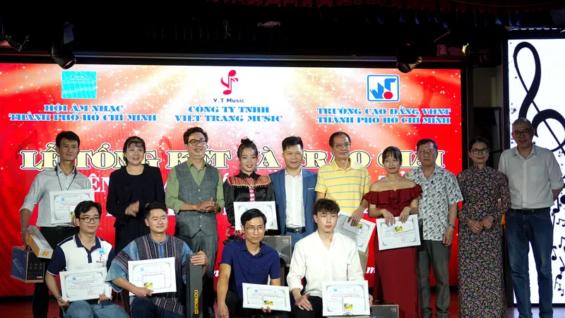 Ban tổ chức, Ban giám khảo và các thí sinh tại Liên hoan Sáo, Kèn điện tử toàn quốc lần thứ nhất năm 2024. Ảnh: THÚY BÌNH