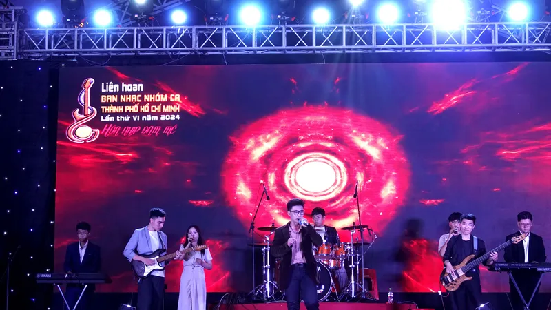 Ban nhạc B.M.O.B - trường Đại học Bách Khoa TPHCM biểu diễn bài hát "Chiếc khăn Piêu". Ảnh: THÚY BÌNH