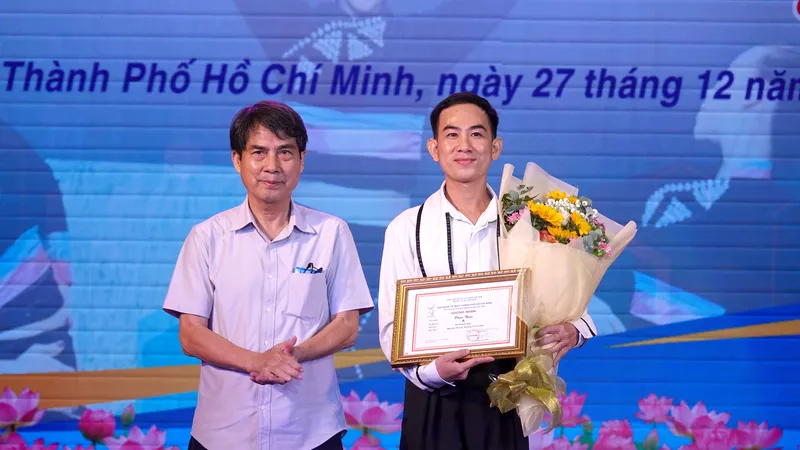 Chủ tịch Liên hiệp các Hội VHNT TPHCM Nguyễn Trường Lưu trao giải A cho tác giả - biên đạo Hà Thanh Hậu. Ảnh: THÚY BÌNH