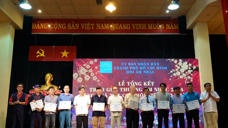 Chủ tịch Hội Âm nhạc TPHCM Nguyễn Quang Vinh và Phó Chủ tịch Hội Âm nhạc TPHCM Đinh Trung Cẩn trao Giải thưởng Âm nhạc năm 2024 cho các tác giả, nhạc sĩ, có tác phẩm đoạt giải thể loại ca khúc nghệ thuật. Ảnh: THÚY BÌNH