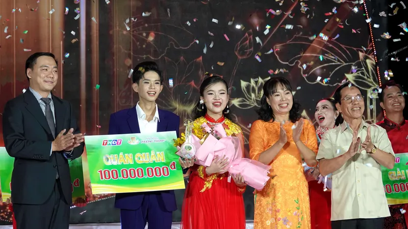 Hai thí sinh nhỏ tuổi nhất vòng chung kết xếp hạng Phạm Mỹ Huyền (Đồng Tháp) và Vương Quan Trí (An Giang), vui mừng nhận giải thưởng Quán quân "Tài tử miệt vườn" mùa 5 phiên bản song ca năm 2024. Ảnh: THÚY BÌNH