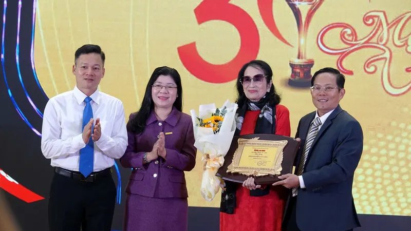 NSND Trà Giang xúc động nhận giải thưởng "Nghệ sĩ trọn đời vì cộng đồng". Ảnh: THÚY BÌNH