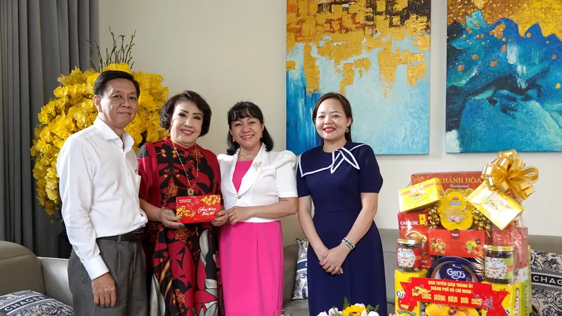 Phó Trưởng Ban Tuyên giáo Thành ủy TPHCM Nguyễn Thọ Truyền và Phó Trưởng phòng Văn hóa – văn nghệ Ban Tuyên giáo Thành ủy TPHCM Nguyễn Thị Ngọc Diễm đến thăm, chúc tết và tặng quà NSND Lệ Thủy. Ảnh: THÚY BÌNH