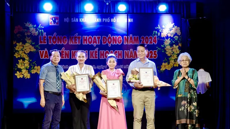 Chủ tịch Hội Sân khấu TPHCM - NSND Trần Ngọc Giàu Đại và NSƯT Ca Lê Hồng trao giải A và giải B cho vở diễn xuất sắc năm 2024. Ảnh: THÚY BÌNH
