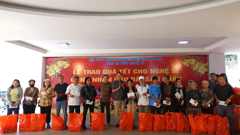 Chủ tịch Hội Sân khấu TPHCM NSND Trần Ngọc Giàu và Phó Chủ tịch Hội Sân khấu TPHCM đạo diễn Tôn Thất Cần trao quà cho nghệ sĩ lão thành và công nhân hậu đài có hoàn cảnh khó khăn. Ảnh: THÚY BÌNH