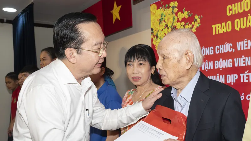 Giám đốc Sở VH-TT TPHCM Trần Thế Thuận trao quà tết đến nhạc sĩ Trương Quang Lục. Ảnh: THÚY BÌNH