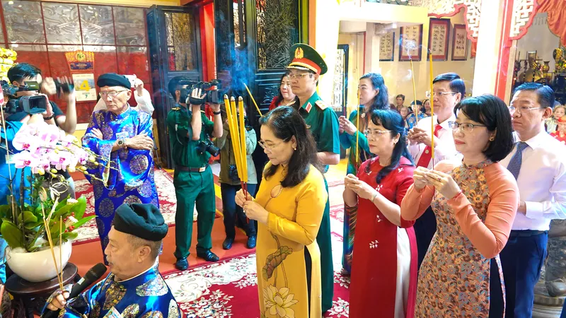 Lãnh đạo TPHCM thành kính dâng hương các vị tiền nhân tại Di tích Lịch sử - Văn hóa quốc gia Lăng Tả quân Lê Văn Duyệt trong Lễ hội Khai hạ - Cầu an Tết Ất Tỵ 2025. Ảnh: THÚY BÌNH