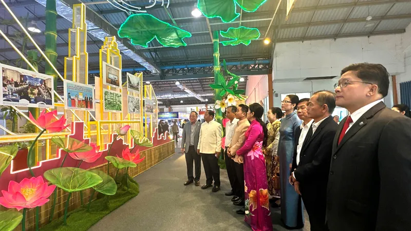 Các đại biểu tham quan Triển lãm Thành phố Hồ Chí Minh và các tỉnh, thành hữu nghị tại Savannakhet lần thứ 5. Ảnh: MINH DIỄM