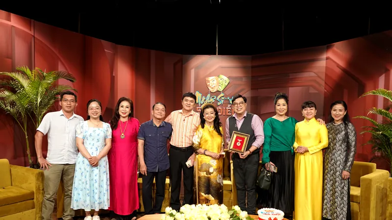 Các khách mời và ê kíp thực hiện chương trình "Nghệ sĩ và sàn diễn" trong buổi ghi hình đặc biệt kỷ niệm 10 năm tổ chức thực hiện chương trình. Ảnh: THÚY BÌNH