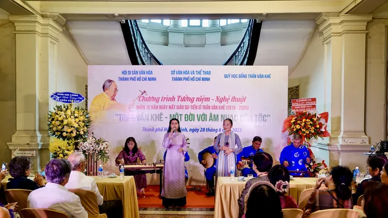 Tiến sĩ Mai Mỹ Duyên và NNƯT Ngọc Đặng biểu diễn bài "Dạ cổ hoài lang". Ảnh: THÚY BÌNH