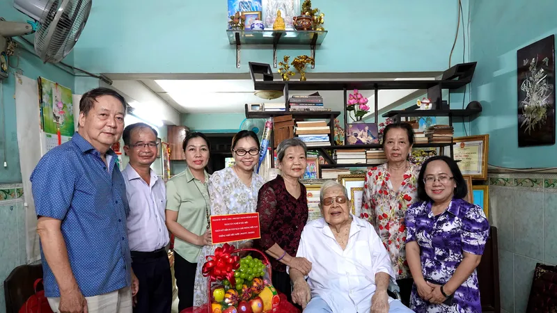 Phó Trưởng Ban Tuyên giáo và Dân vận Thành ủy TPHCM Đinh Thị Thanh Thủy đại diện lãnh đạo Thành ủy, HĐND, UBND, Ủy ban MTTQ Việt Nam TPHCM, thăm và tặng quà tác giả, nhà biên kịch Dương Linh. Ảnh: THÚY BÌNH