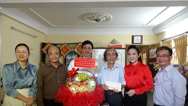 Phó Giám đốc Sở VH-TT TPHCM Nguyễn Thị Thanh Thúy đại diện Thành ủy TPHCM đến thăm và tặng quà NSND Bùi Xuân Hanh. Ảnh: THÚY BÌNH