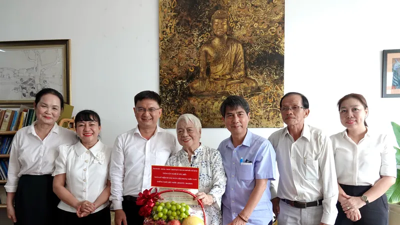 Trưởng Ban Tuyên giáo và Dân vận Thành ủy TPHCM Nguyễn Mạnh Cường đại diện lãnh đạo TPHCM đến thăm nhà văn Xuân Phượng. Ảnh: THÚY BÌNH