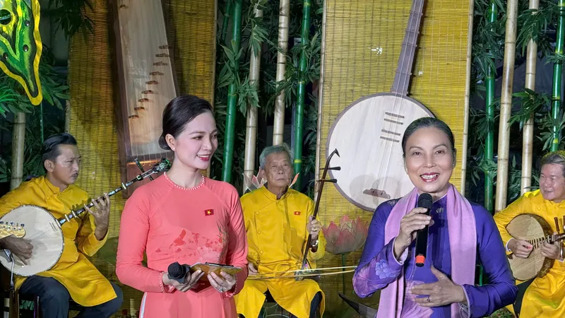 Tiến sĩ Mai Mỹ Duyên giao lưu, chia sẻ thông tin, kiến thức về nghệ thuật Đờn ca tài tử trong chương trình nghệ thuật Đờn ca tài tử Nam Bộ TPHCM chủ đề "Tinh hoa đất Phương Nam". Ảnh: THÁI BÌNH