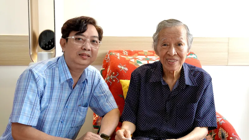 Nhạc sĩ Nguyễn Quang Vinh, Chủ tịch Hội Âm nhạc TPHCM đến thăm và tặng quà mừng tuổi nhạc sĩ Trần Long Ẩn, người Thầy đáng kính của anh. Ảnh: THÚY BÌNH