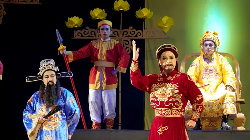 Vở hát bội "Hiền thần" ngợi ca vị danh tướng tài hoa Khâm sai Thống suất đốc chiến Nguyễn Cửu Đàm cùng các vị tướng anh hùng trong lịch sử đấu tranh dựng nước và giữ nước. Ảnh: THÚY BÌNH 