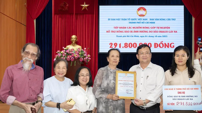 UBMTTQ Việt Nam TPHCM nhận số tiền 291,8 triệu đồng của văn nghệ sĩ TPHCM đóng góp, ủng hộ giúp đỡ đồng bào bị ảnh hưởng do cơn bão số 10 (Bualoi) gây ra. Ảnh: THÚY BÌNH