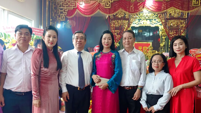 Phó Bí Thư Thành ủy TPHCM, Chủ tịch UBMTTQ Việt Nam TPHCM Nguyễn Phước Lộc và lãnh đạo Ban Tuyên giáo và Dân vận Thành ủy TPHCM, Sở VHTT TPHCM cùng chụp ảnh kỷ niệm với nghệ sĩ sân khấu tại lễ Giỗ Tổ Sân khấu năm 2025. Ảnh: THÚY BÌNH