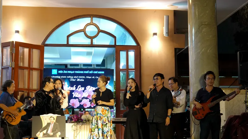 Đêm nhạc tưởng nhớ NSND – nhạc sĩ Thế Hiển "Nhánh lan rừng vẫn nở" mở màn với ca khúc "Xin hát mãi về anh", được thể hiện qua giọng hát của ca sĩ Phương Thanh, Mỹ Lệ, Huỳnh Lợi, Đông Quân, Thiên Phú. Ảnh: THÚY BÌNH