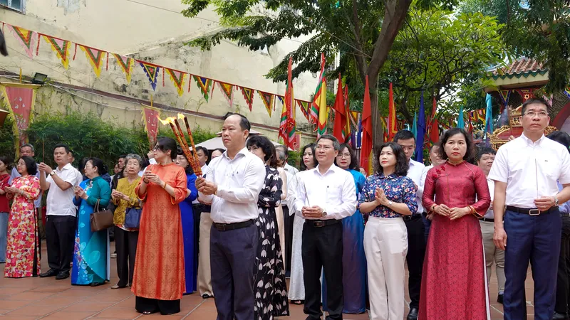Các đại biểu và nhân dân thành phố, thành kính dâng hương tại lễ giỗ lần thứ 725 Quốc công Tiết chế Hưng Đạo Đại vương Trần Quốc Tuấn. Ảnh: THÚY BÌNH