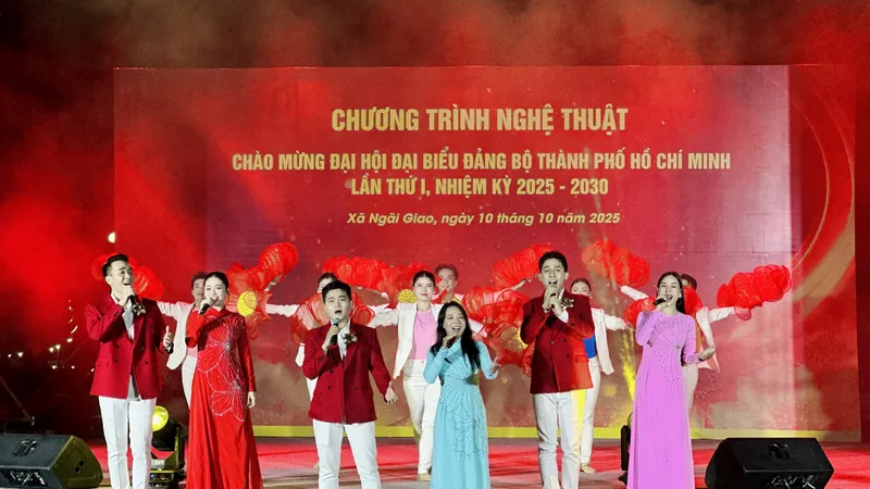 Chương trình nghệ thuật chúc mừng thành công Đại hội Đại biểu Đảng bộ TPHCM lần 1, nhiệm kỳ 2025-2030, của đơn vị Nhà hát Kịch Thành phố thực hiện, tổ chức biểu diễn tại Công viên Hành chính xã Ngãi Giao (Công viên Sinh đôi), xã Ngãi Giao. Ảnh: HOÀNG TẤN