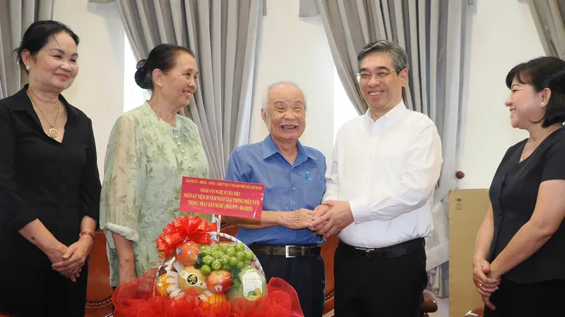Phó Bí thư Thành ủy TPHCM Nguyễn Phước Lộc cùng các đại biểu đoàn lãnh đạo Thành phố đến thăm và tặng quà nhạc sĩ Phạm Minh Tuấn. Ảnh: HOÀNG HÙNG