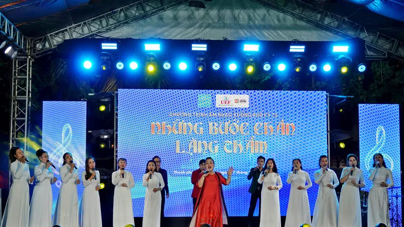 NSƯT Quỳnh Liên cùng các ca sĩ trong CLB Nữ Nghệ sĩ Thành phố, biểu diễn ca khúc "Hạt mưa và tia nắng". Ảnh: THÚY BÌNH 