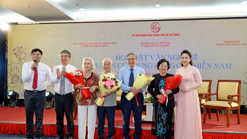 Phó Bí thư Thành ủy TPHCM, Chủ tịch UBMTTQ Việt Nam TPHCM Nguyễn Phước Lộc và Phó Giám đốc Sở VHTT TPHCM Nguyễn Thị Thanh Thúy tặng hoa các cô chú văn nghệ sĩ lão thành cách mạng tham gia giao lưu trong buổi Họp mặt văn nghệ sĩ Khu căn cứ Trung ương Cục miền Nam. Ảnh: THÚY BÌNH